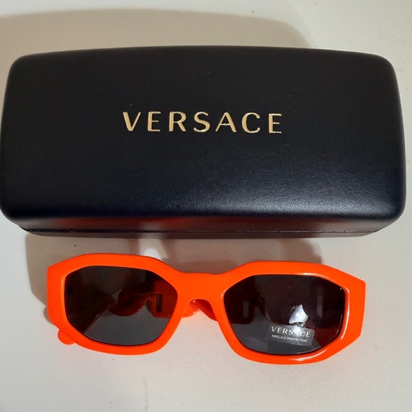 Versace - Picture 2 of 2
